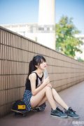 清纯可爱小美女图片 滑板女生运动风十足