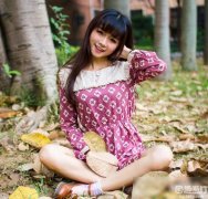 清纯90后美女壁纸写真图片 淡淡的香气溢满整个落叶季节