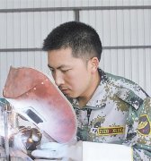 解放军坦克电焊修理高手咋练成：苦练十字绣(图)