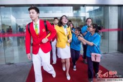 洪荒少女谈恋爱？傅园慧被同门小鲜肉牵手一脸娇羞