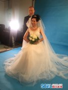 浪漫重阳节！社区变身摄影棚 老人补拍婚纱照