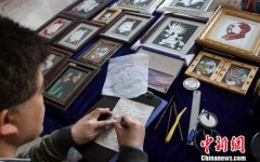 长春市民变废为宝 巧用易拉罐制成3000工艺品