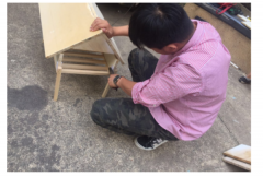 志愿者用旧木材为流浪猫搭建木屋