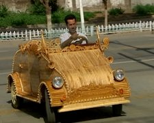 自制木头汽车亮相库车街头