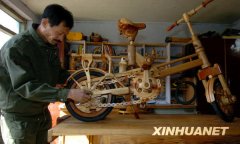 辽宁农民用木头自制自行车(组图)