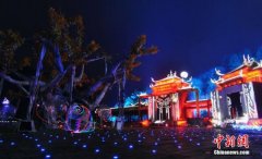 江西龙虎山“光影涂鸦” 立体绘画如幻似真(组图)