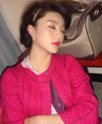 明星们各类被抓拍图 杨洋在飞机上翘腿遭质疑？