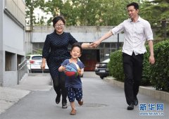 【图片故事】“80后”爸爸为孩子绘制近百本绘本