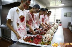高校万圣节惊现恐怖黑暗料理 “人体”大餐遭抢食