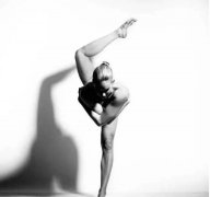 美女靠自拍裸体做瑜伽图片吸引40万粉丝(图)