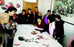 67岁于秀珍热爱花鸟画 手把手教老人绘画(图)