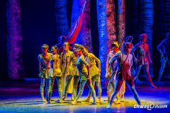 高清：芭蕾舞剧《八女投江》上演 悲壮中有唯美