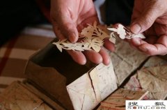 甘肃静宁惊现60年前羊皮纸“绣花夹”