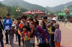 烟台道德模范扮商贩义卖，为啥