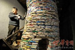 震撼!西安陪读妈妈用4吨教辅书垒出7.5米高书井
