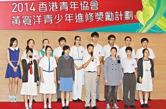 港男生家贫自制“纸书桌” 点蜡烛苦读获嘉许