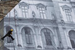 艺术家玩错觉贴纸 “变没”卢浮宫玻璃金字塔（组图）