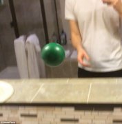 美国男子利用光学错觉抛接球看呆众网友（组图）