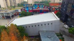 上海现俯卧撑大楼 产生视觉错觉引路人目光