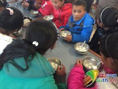 南航支教团与孤儿院孩子一起学雷锋吃汤圆