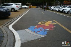 彩虹涂鸦手绘 湖北一公园创意涂鸦路成别样风景