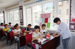 尖山街红山里社区开展快乐营地之手工折纸课