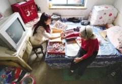 “手工奶奶”为病儿卖手工