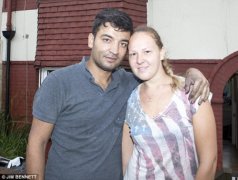 男子屋内点蜡烛欲制造浪漫 不慎引发火灾(图)