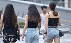 夏日成都街头现新风景“裸背”吸睛