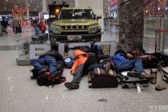 春运表情：凌晨睡在首都机场的旅客(图)