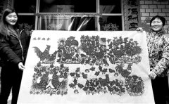 邯郸邯山区71岁剪纸艺人创作《金鸡报晓》