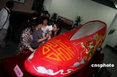 世界最大绣花婚鞋亮相杭州(图)