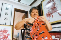 十二生肖、仕女执扇半遮面 67岁大妈剪出花样人生