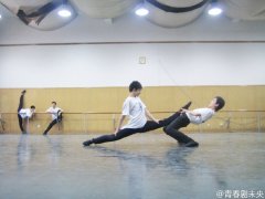 男演员杨洋的妈妈图片曝光，杨洋早年舞蹈劈叉一字马照片曝光