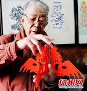 扬州剪纸大师创作“百鸡迎春” 每幅作品讲述一个主题故事