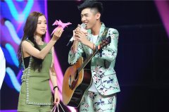 小鲜肉折纸萌兔送Grace曹格会错意有点尴尬