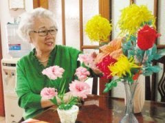 七旬女士爱纸艺 20年创作近万种纸花花型(图)