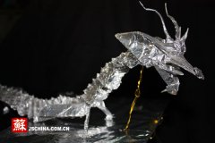 江苏：南医大折纸达人巧用薄纸制“神龙”(图)