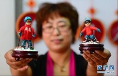 张家口一民间面塑艺人创作冬奥主题工艺品