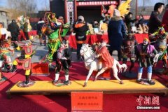 甘肃民间艺人“崆峒古镇”展绝活送祝福