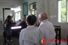 她要为爱做证明 80后女摄影师免费为金婚夫妇拍照