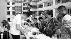 大学生开“扎染”课，让孩子们快乐过暑假