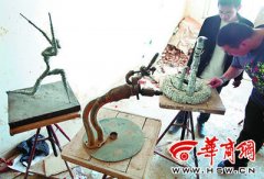 西安美院学生利用废旧材料制作雕塑(图)
