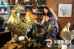 鸡年将至“铜鸡”走俏 铜陵“铜鸡”工艺品进入旺销期（图）