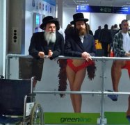 搞笑！男子英机场被抓拍与广告女模特“合二为一”