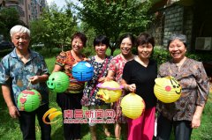 传承民俗文化 南昌市民自制环保灯笼庆中秋