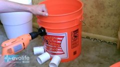 穷人孩子早当家 用塑料桶自制空调也是醉了