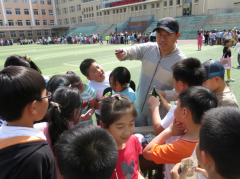 大连绿波小学举办“让爱洒满校园”爱心义卖活动