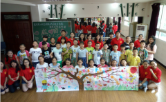 白纸涂鸦感恩成长 重庆第二师范学院暑期三下乡实践特欢乐