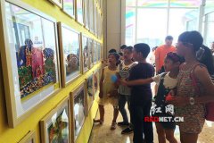 【六一的礼物】玩爆裂飞车 看妈妈送的绘本(图)